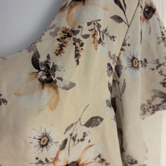 Torrid floral lightweight short sleeves blouse - Picture 3 of 4